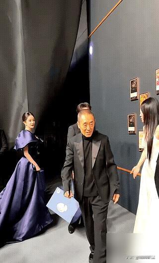 那一脚，直接踢在了杨幂的尊严上。但她没躲，站得笔直。
全球就一件的紫丝绒高定，