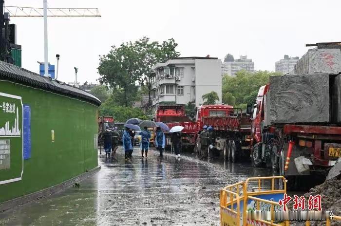 据报道4月28日杭州轨道交通地铁15号线华家池地铁站，工地，在开挖基坑施工作业过