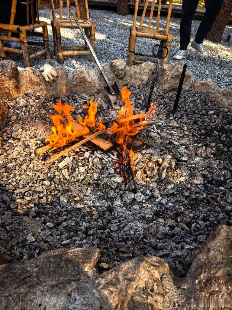 很舒服的天气我一下午烧了人家一袋柴火 