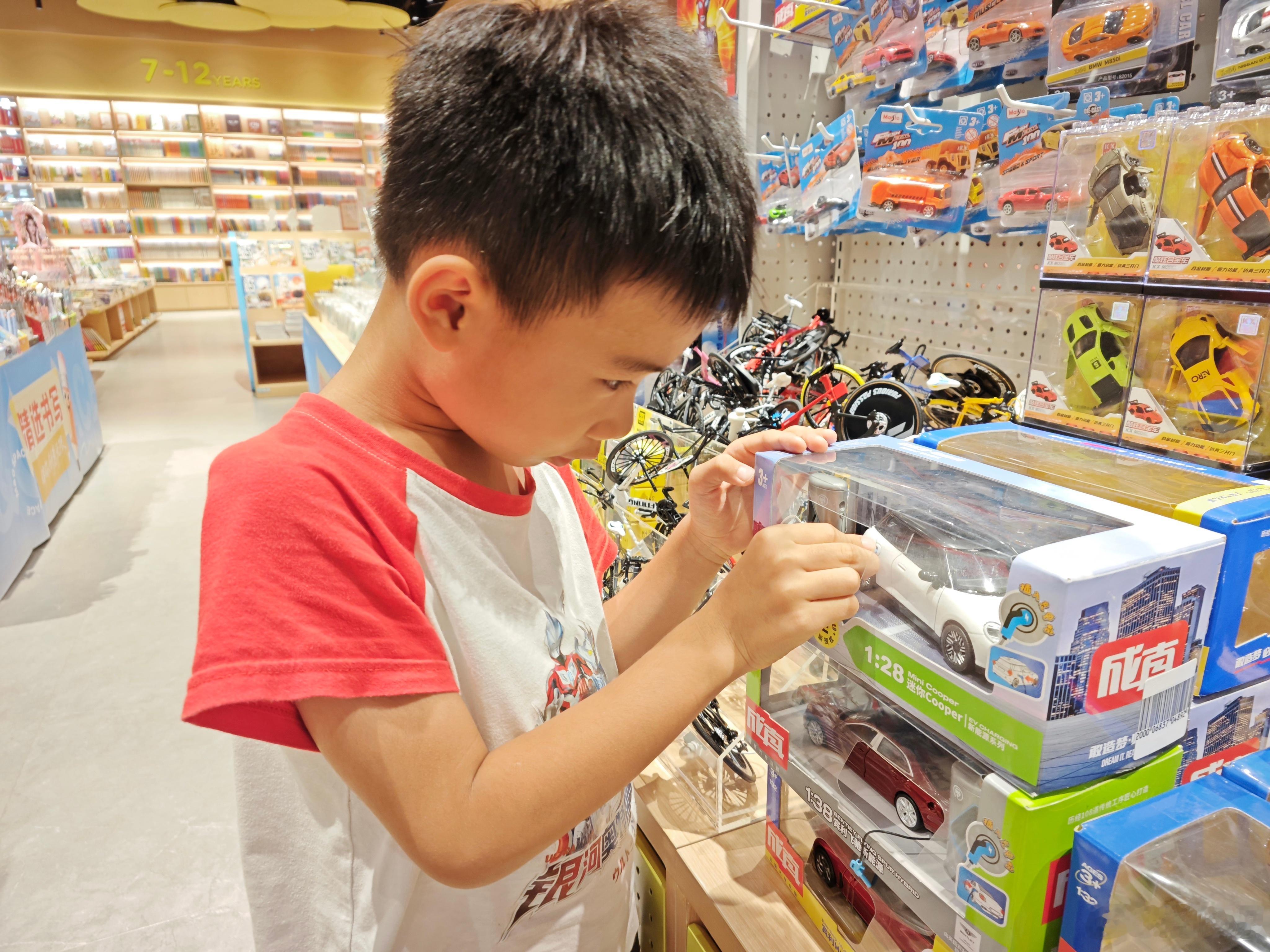俩娃把书店里的电车模型都充上电⚡带娃日常 佛山·中海汇德里