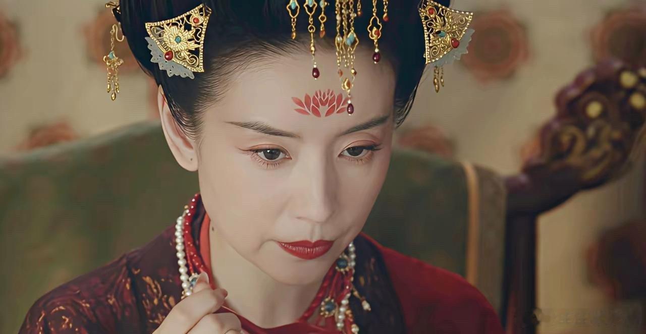 我有种预感，董洁会靠《莫离》的郭太后，再次翻红。 