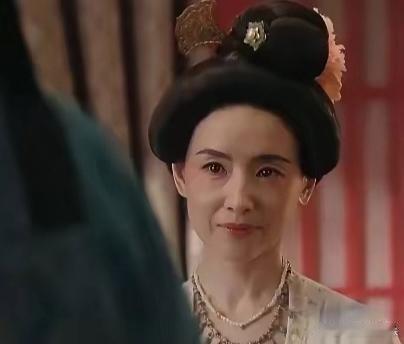 董洁的脸太垮了。她在直播间精修滤镜还过得去，上了荧屏真的不行，老态尽显。 