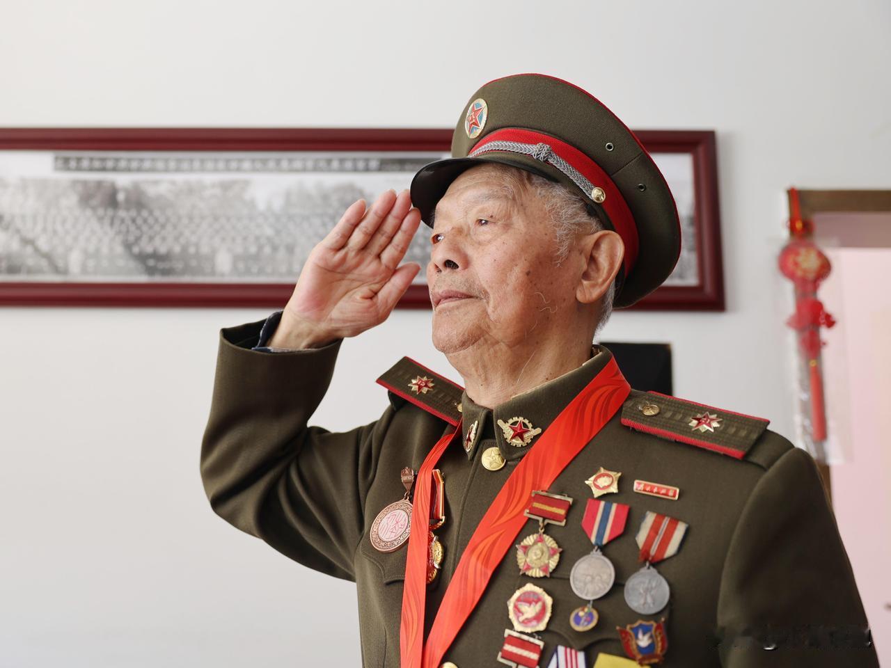 炮火中登台的娃娃文艺兵！何临弟苦守七十余年，等候异国战友魂归故土
 
何临弟，男