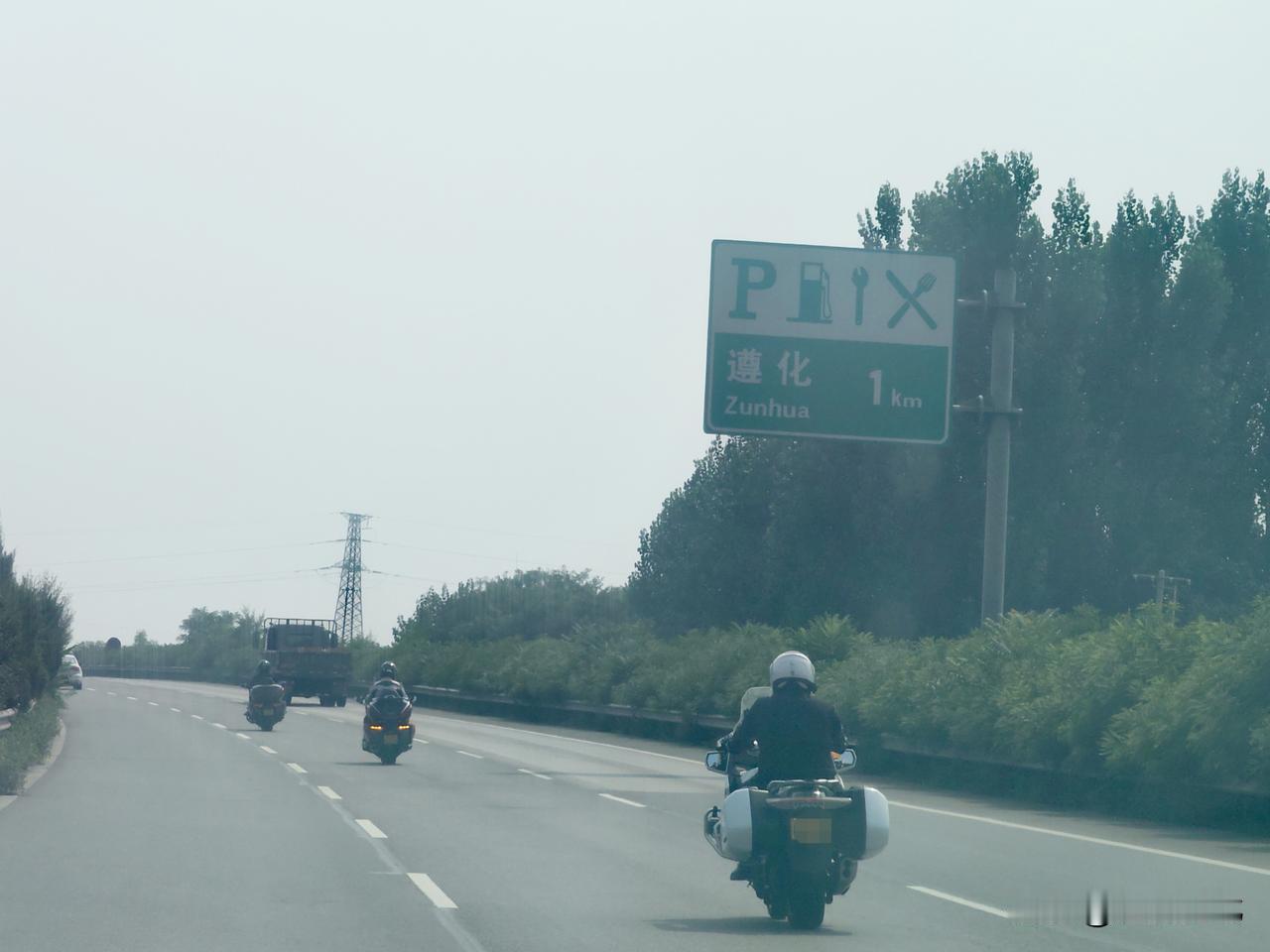 与客货车混行】7月3日下午，G25长深高速遵化段，距离遵化服务区约1公里处，现场