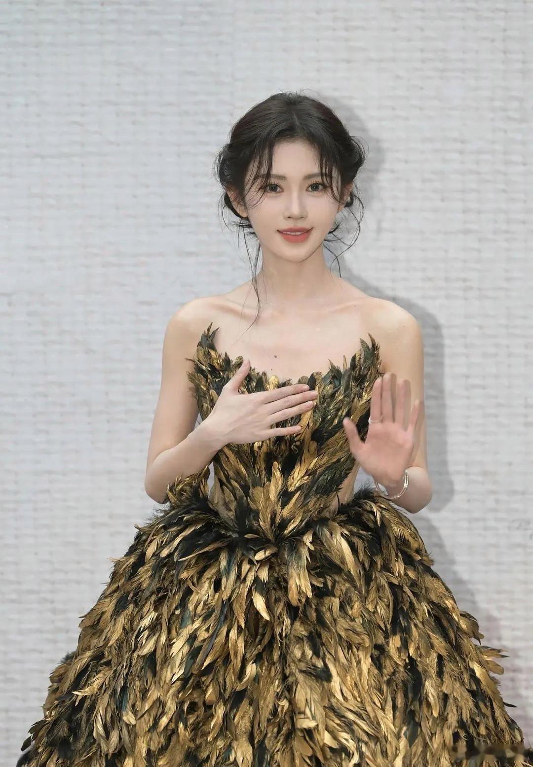 网友P的鞠婧祎没刘海，有点夸张吧 ​​​