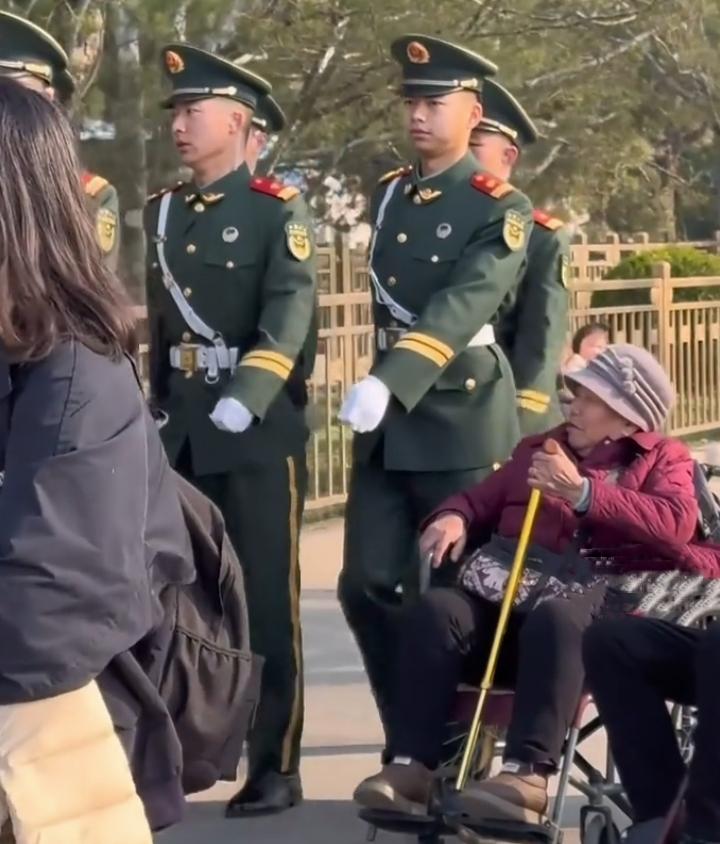 刷到一张超暖心的照片，武警战士经过老人身旁时伸直手臂。这一小小的举动，真的太戳人
