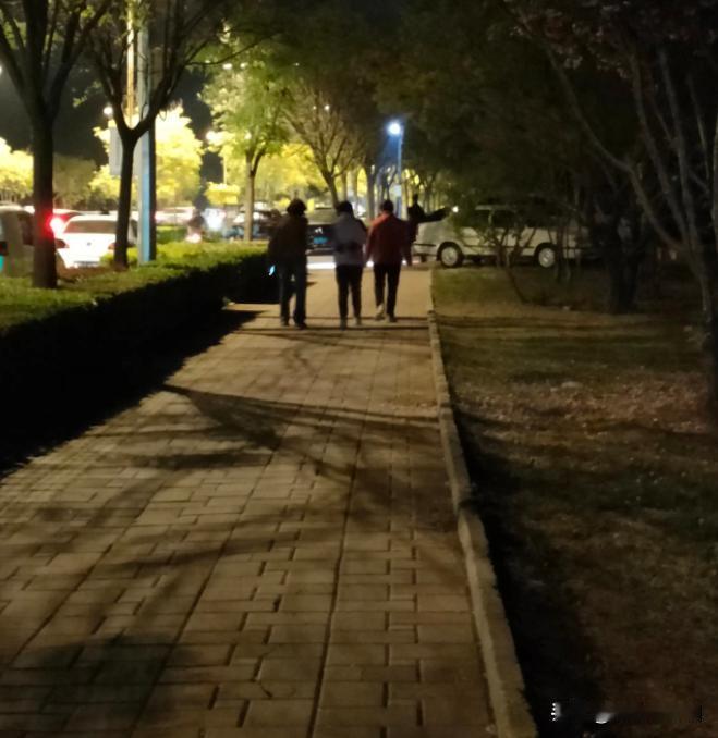 老伴走了，丧事办完，我立刻委托中介把房子卖了，原因是我妹妹的遭遇让我看清事实。
