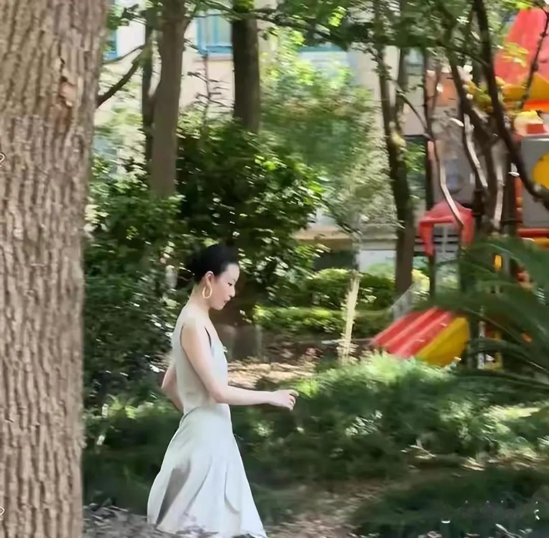 楼下竟偶遇36岁的倪妮，这惊喜简直来得猝不及防！站在素人堆里的她，侧面看过去“薄