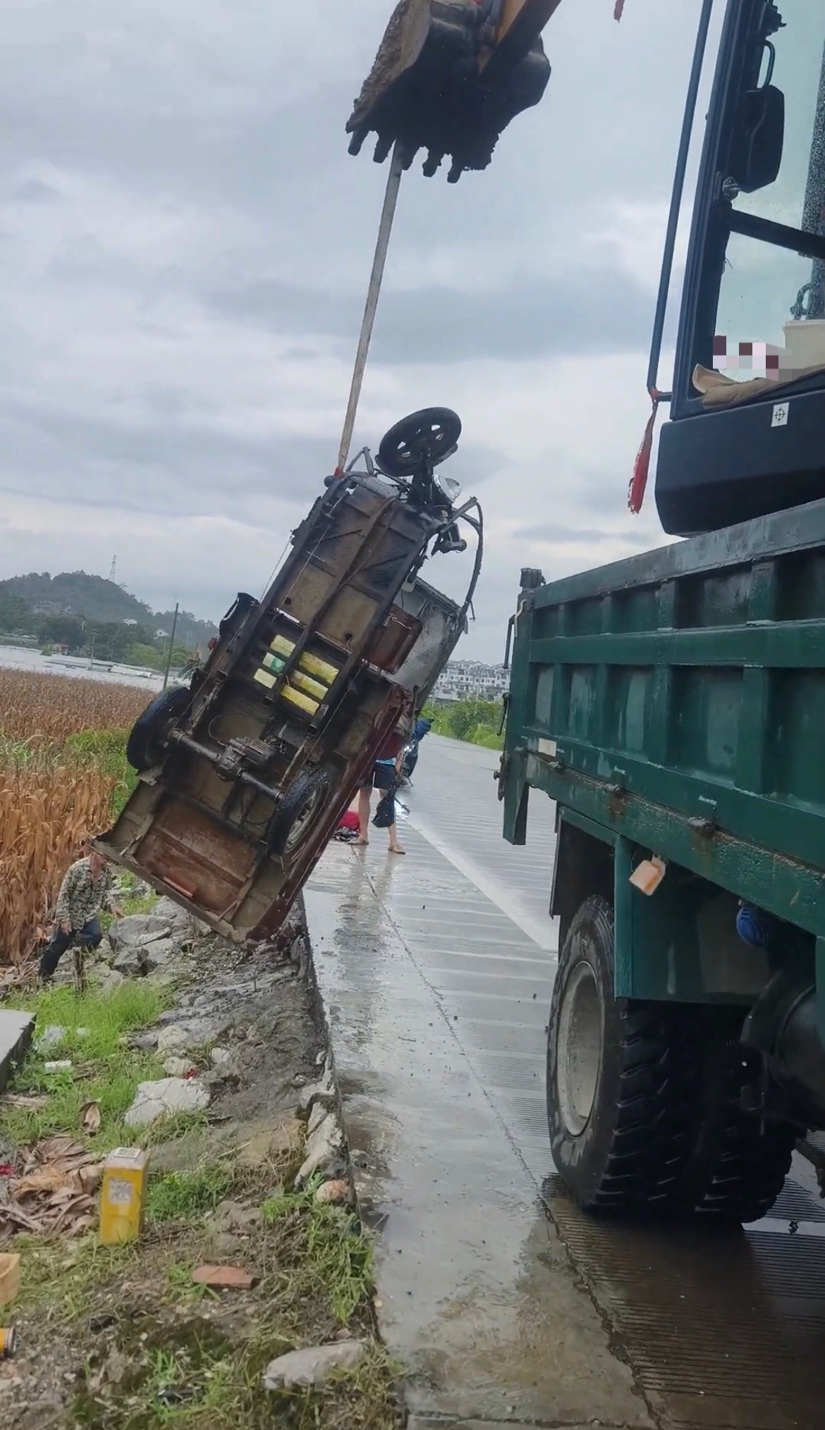 【南宁隆安三轮车冲进水沟用挖机拉拖起】7月3日，网友爆料称：广西南宁隆安一辆三轮