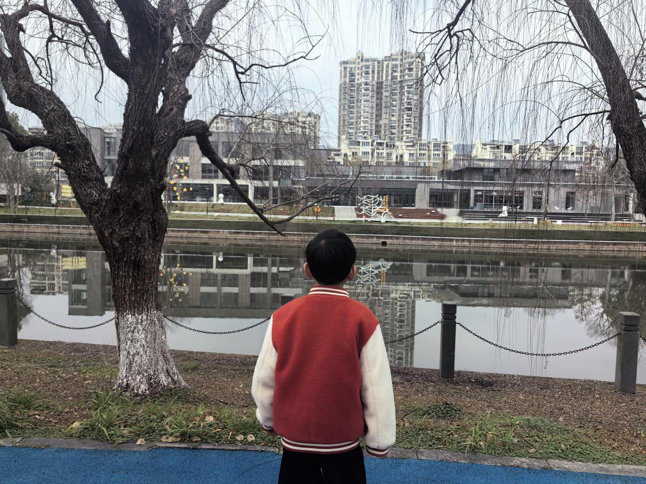 七绝·丙午雨水
料峭寒生正月春，
玉兰初二试精神。
东风未敢全开泄，
慢遣轻蹄踏