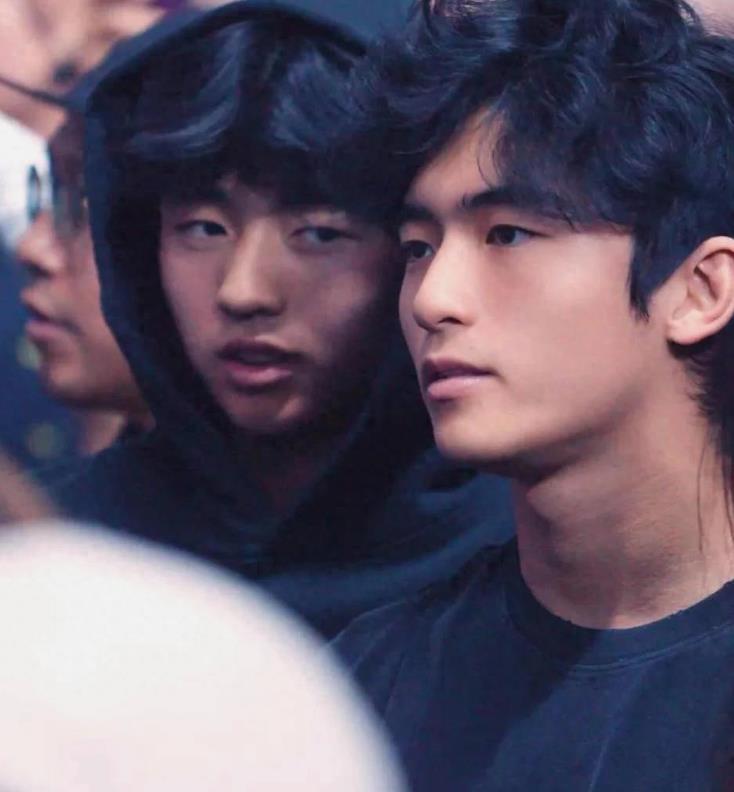 我觉得谢霆锋儿子比他爸长得帅，本来青春期就是颜值尴尬期，这样已经很帅了，再大一点