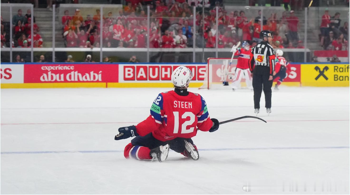 今日IIHF说明书 ——球杆目前主流使用碳纤维复合材料制作冰球球杆，这种球杆比木