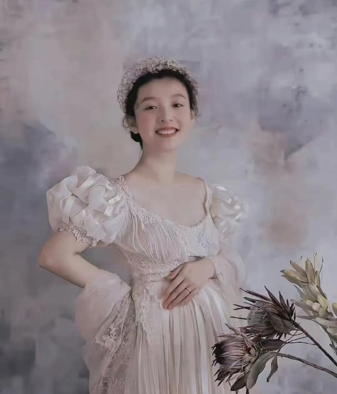 吴倩当年这组孕照拍的就像油画一样好看。简单的装扮，没有露出大肚子，却自然流露出母