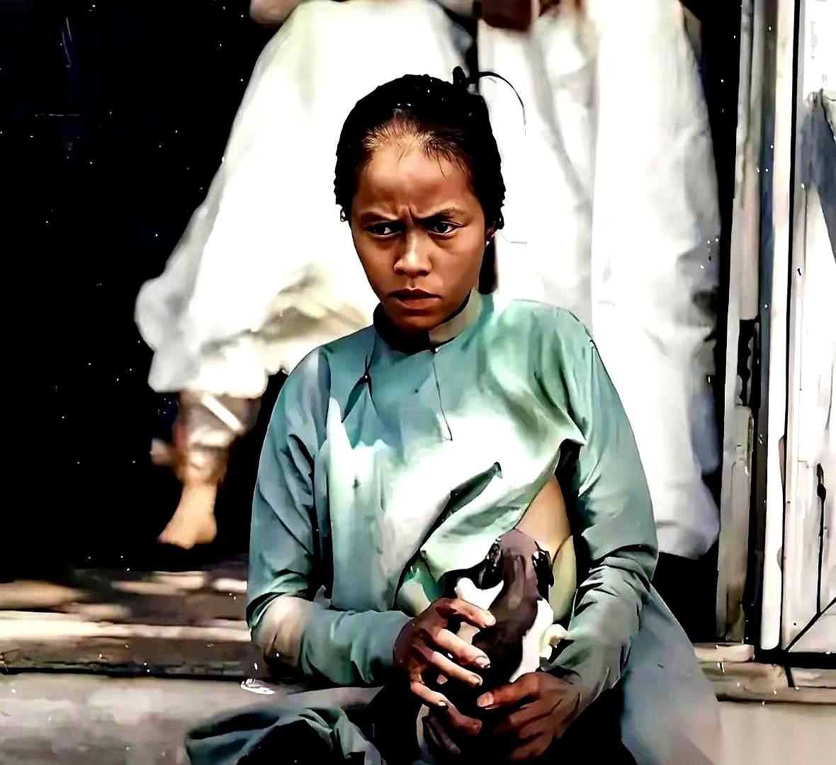 我第一眼看过去，以为是个妈妈在喂奶。
再一看，人都傻了。怀里是条狗。
一条小奶狗