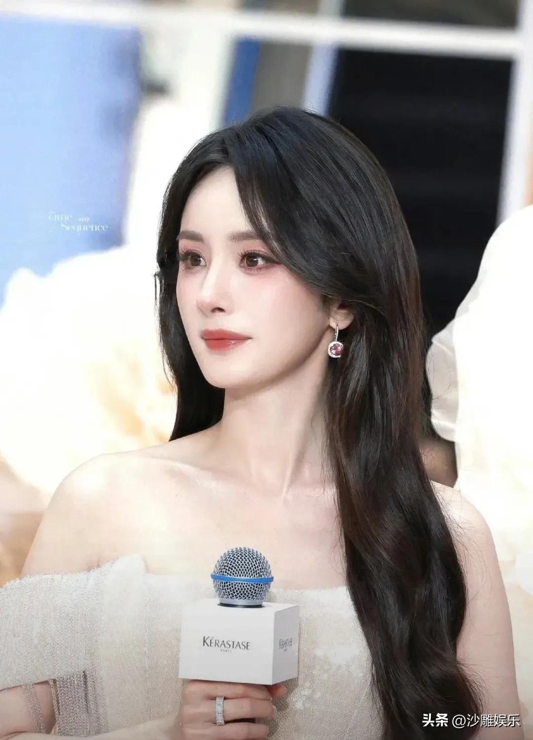 杨幂，这排面让娱乐圈都羡慕了！

3月7日这个平平无奇的周六傍晚，娱乐圈的热搜榜