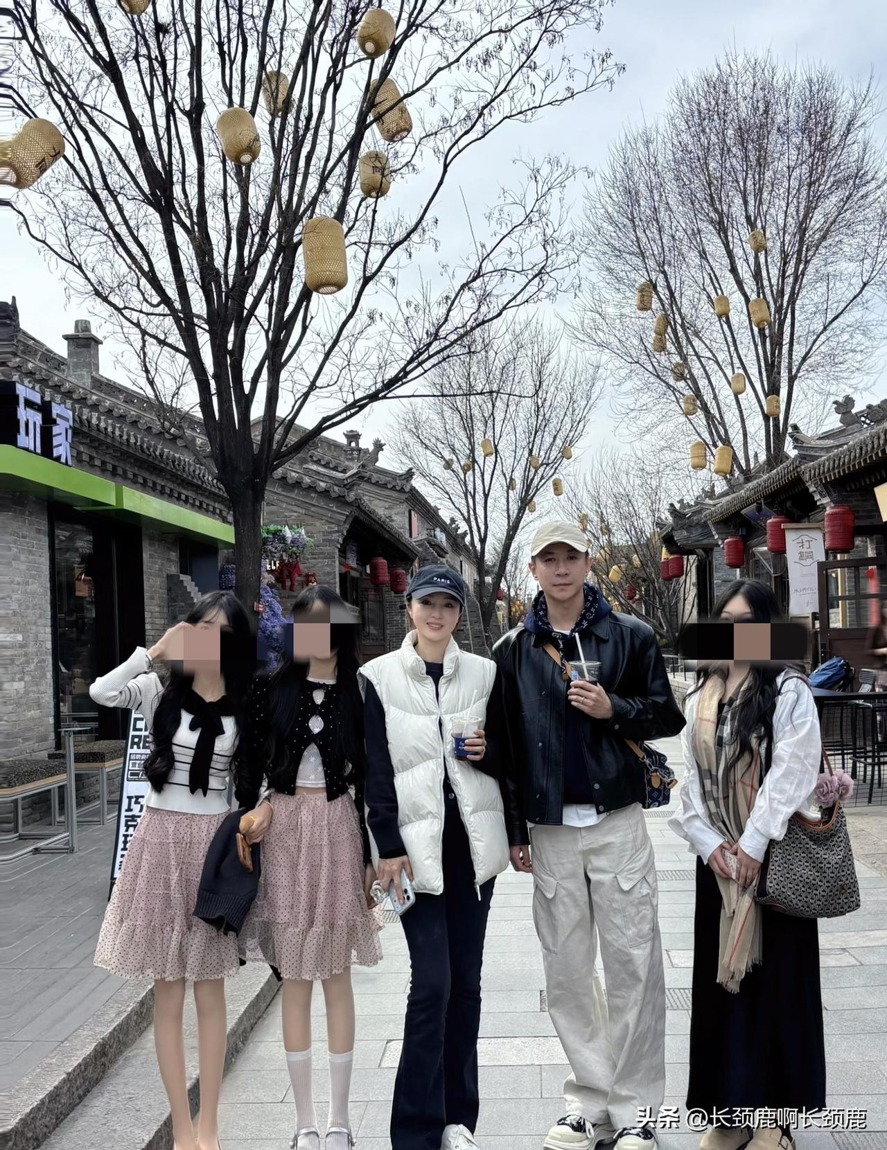 47 岁的董璇陪38岁的二婚老公张维伊前往山西扫墓被网友偶遇。

网友表示董璇的