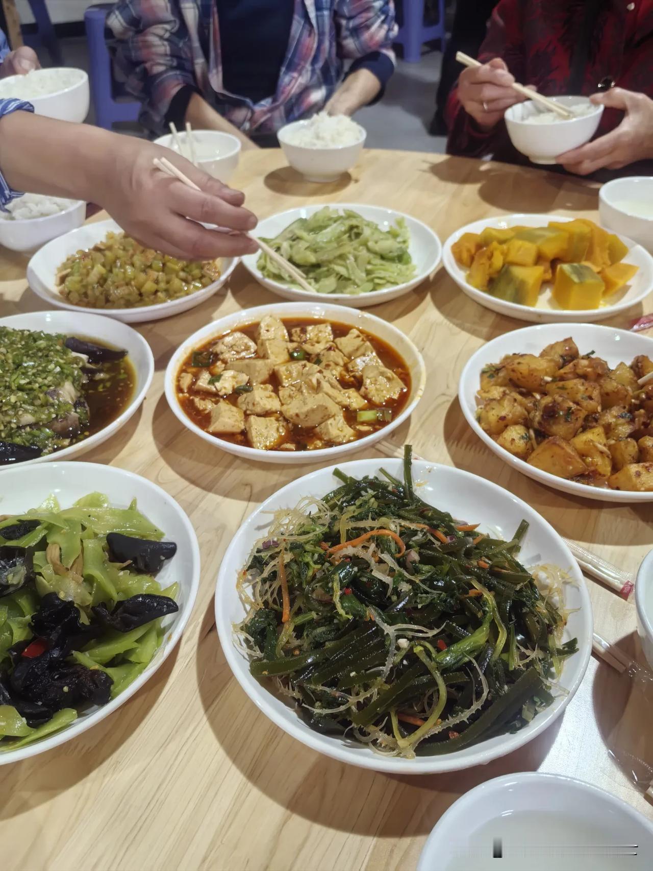 今天中午吃斋饭，15元一个人，8个素菜，吃的肚子溜圆。

妹夫今天开车，带我们来