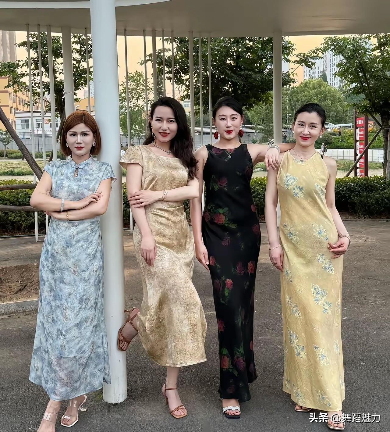 今天看了姨妈和她几个姐妹的旗袍写真集，非常有女人味，风韵犹存而不失大雅。姨妈这张