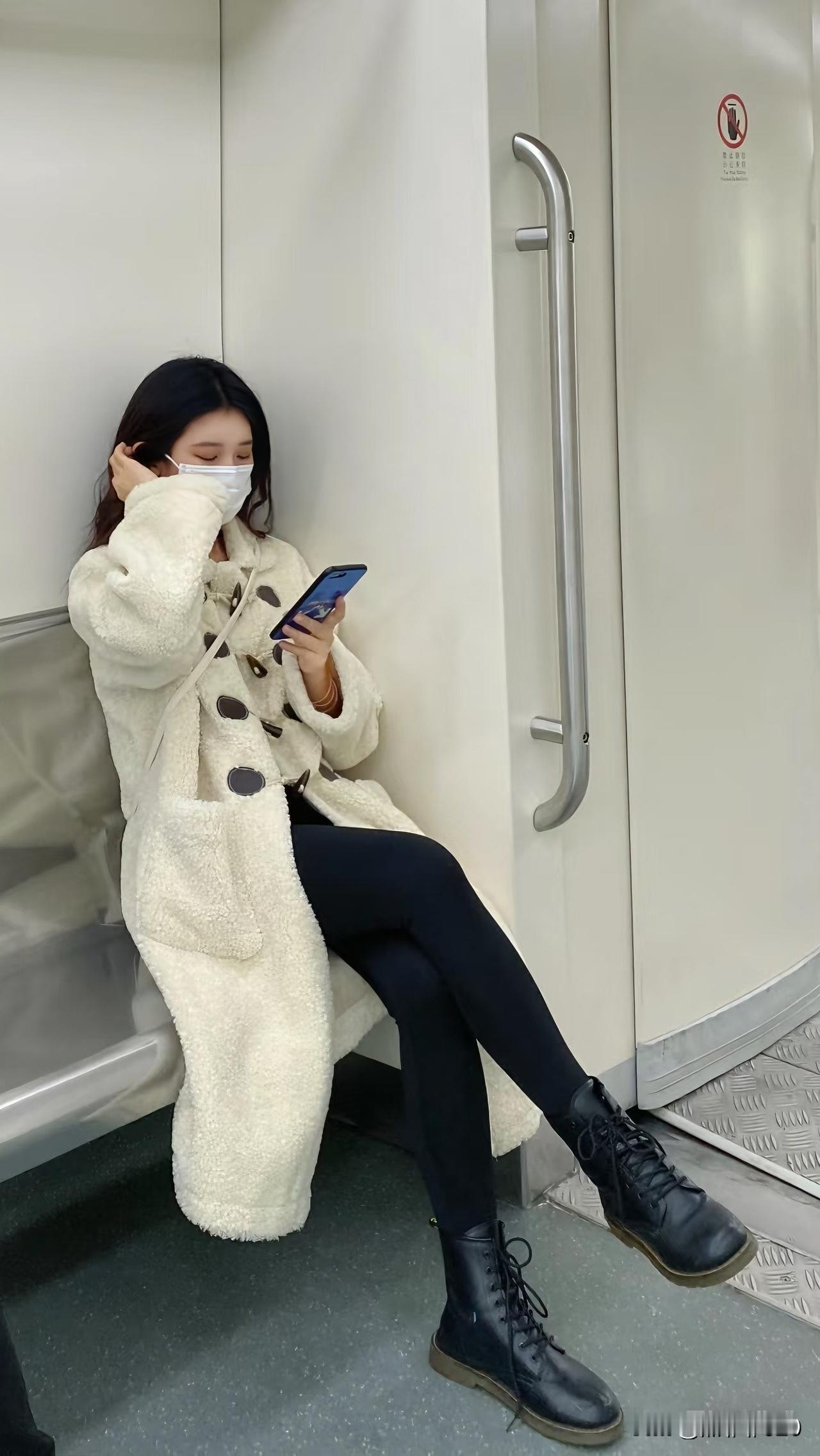 骤然而至的冬日

周日晚间，查看天气预报，得知气温将下降20度，直抵0℃。我赶忙