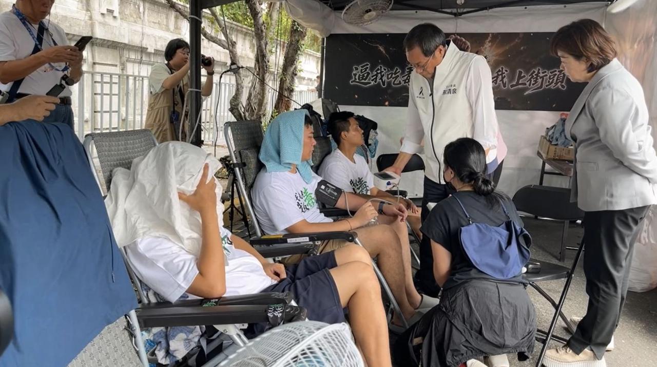 蓝营青年绝食72小时，现脱水症状，血压骤降，医生担忧撑不住？

因不满台当局处理