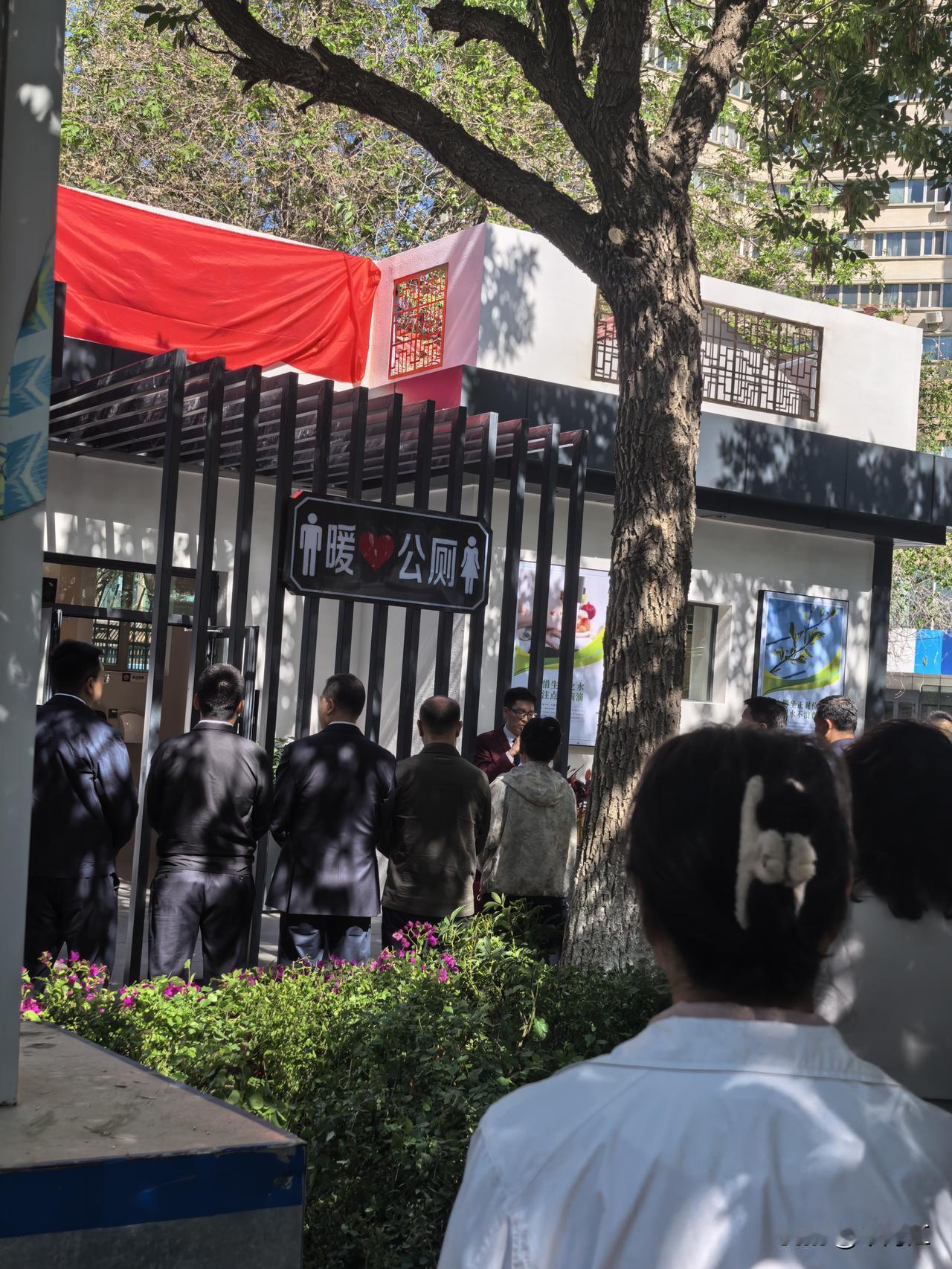 6月20日，位于乌鲁木齐市北京中路东侧的二宫体育中心暖心公厕揭牌仪式。
 乌鲁木