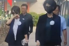 🐒敬一丹追悼会，哭的最伤心的不是丈夫，不是女儿，而是戴着墨镜遮住眼睛不露面的她