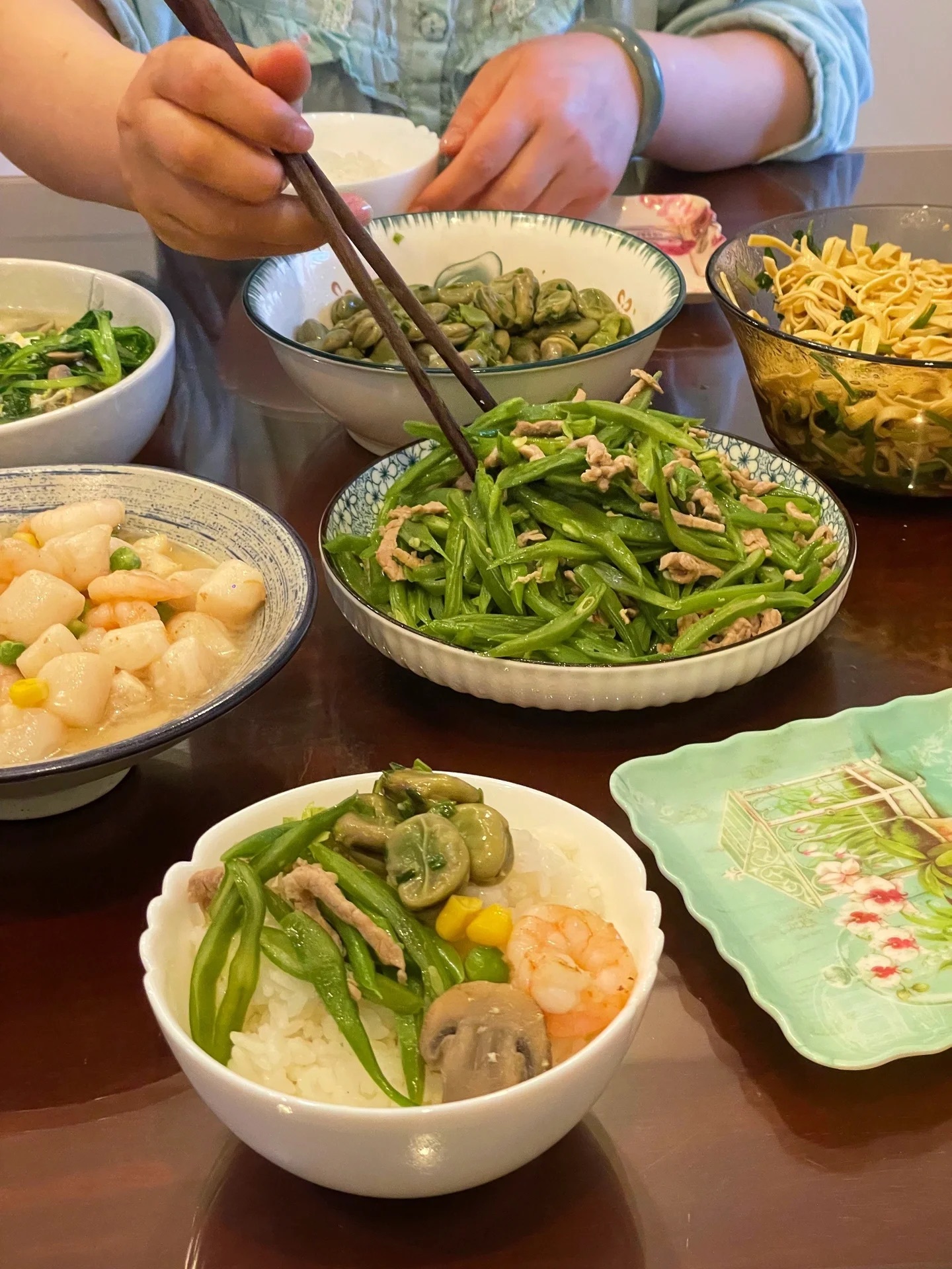 是谁一把年纪了回到家还有妈妈给烧饭吃呀[求关注]#高铁上打开妈妈烧的饭直接泪崩#