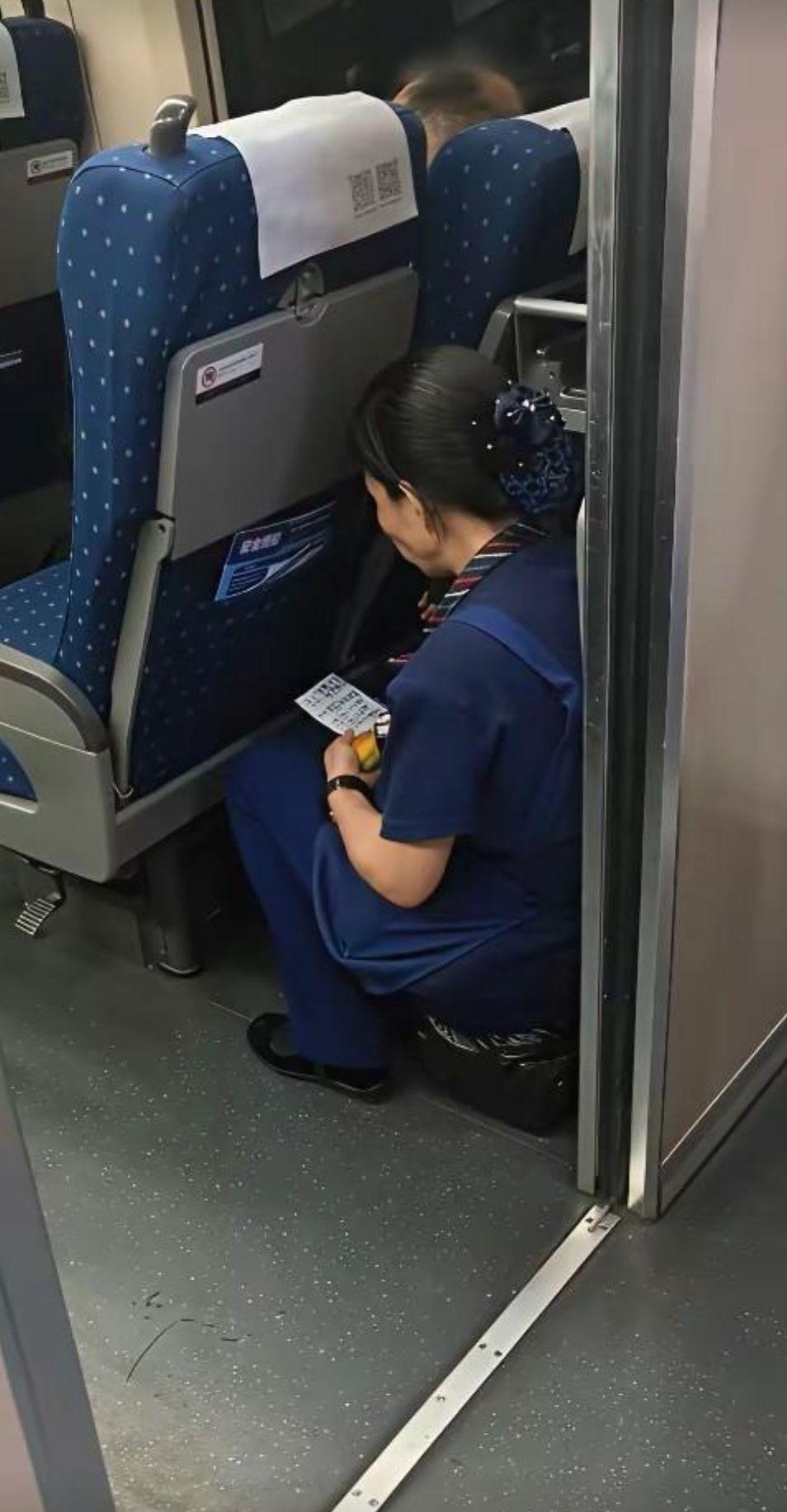 高铁上的一幕，干啥都不易