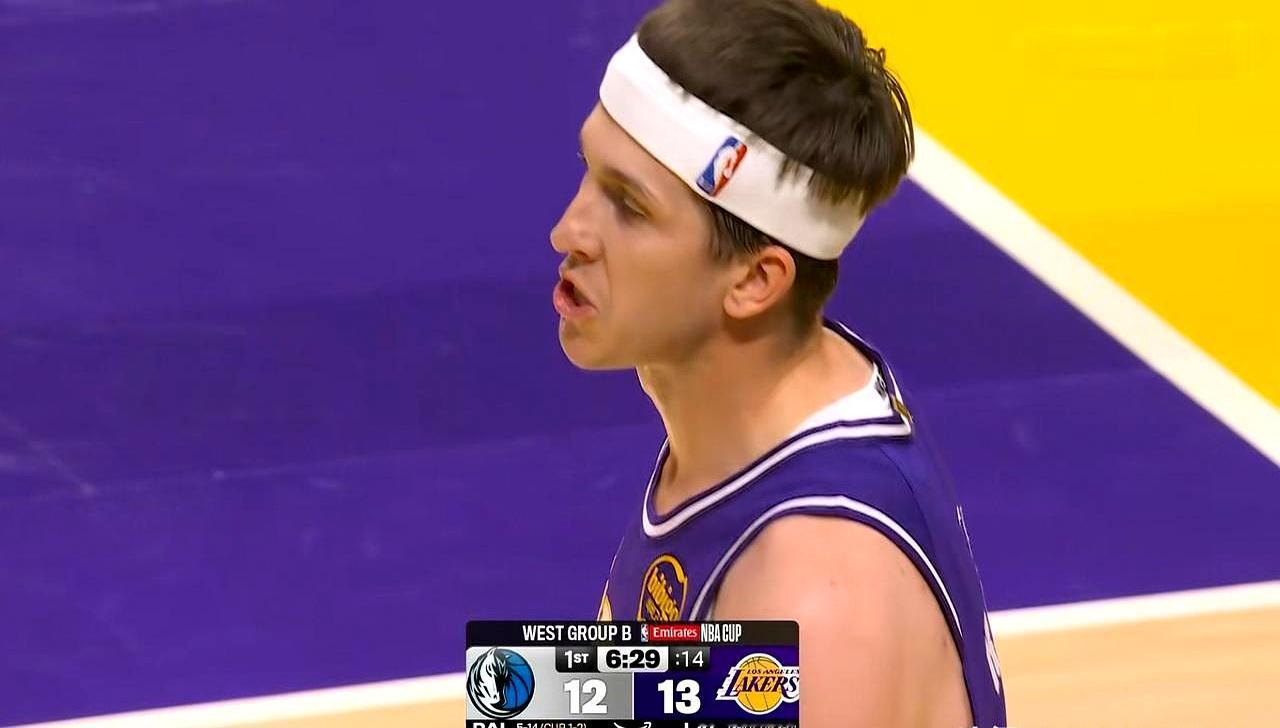 湖人三当家里弗斯终于找到当大当家的感觉了！
 

里弗斯站在主场迎战独行侠的地板