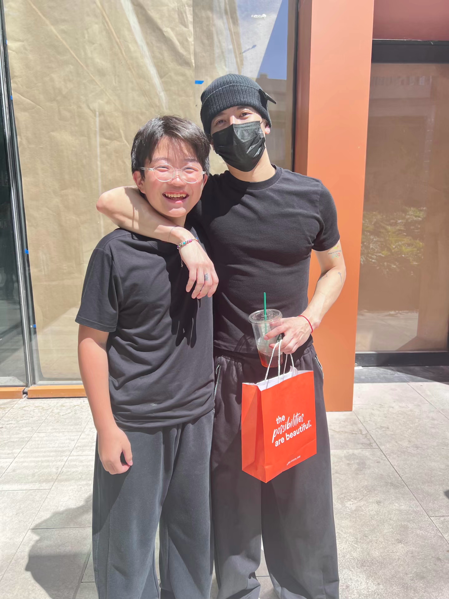 谁懂王嘉尔有多瘦头多小跟小孩个哥拍照都是小小一只🤏🏻 