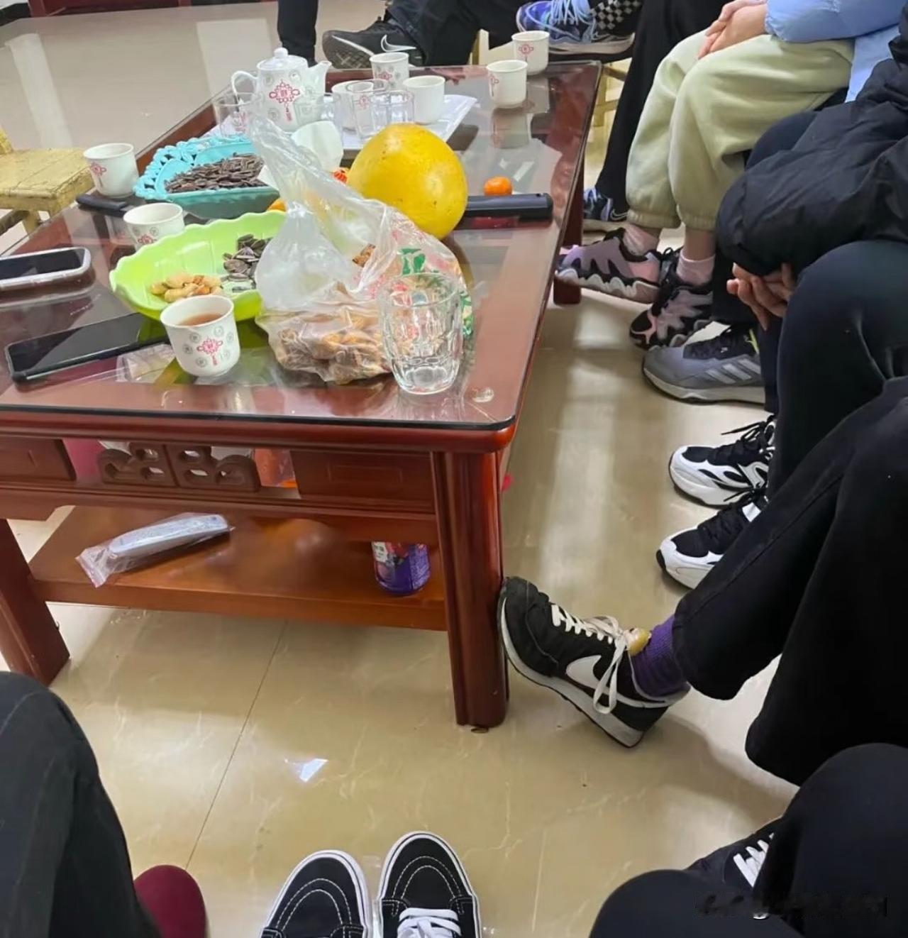 新年第一天亲戚来我家问我一个月收入多少钱，
我说没多少钱，
他又问我没多少钱是多