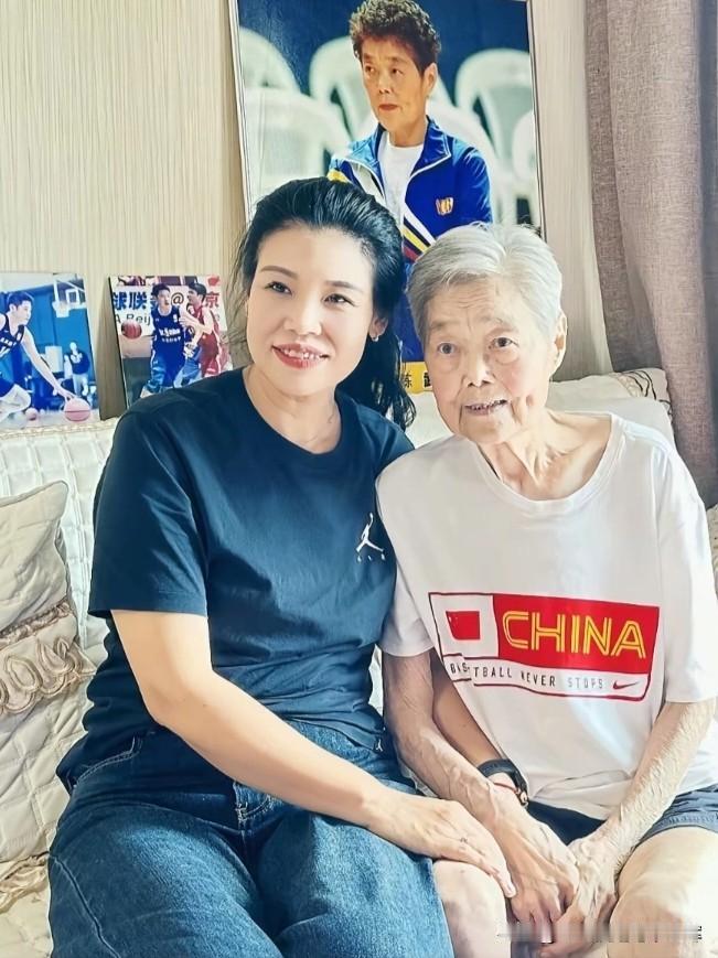 大家认识这位照片里的老奶奶吗？她就是女篮功勋教练武心慈，原八一女篮主教练，一辈子