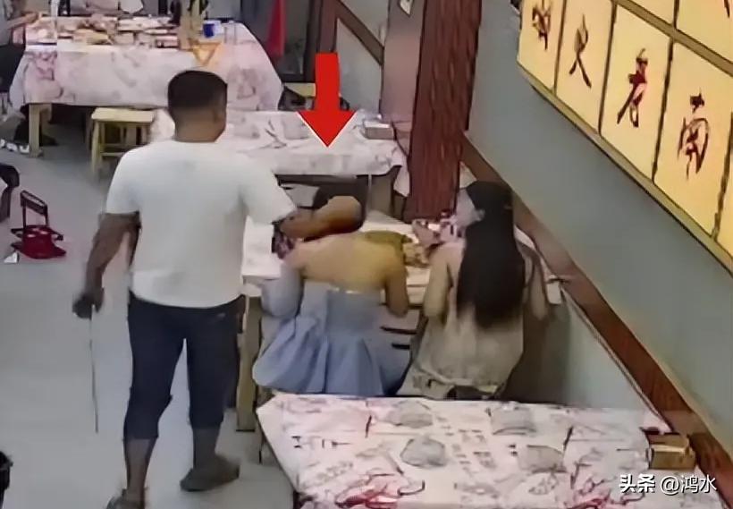 江西南昌，一男子摸一陌生女子的头，同伙还辱骂女子；面对两名女子，这两位男子的做法