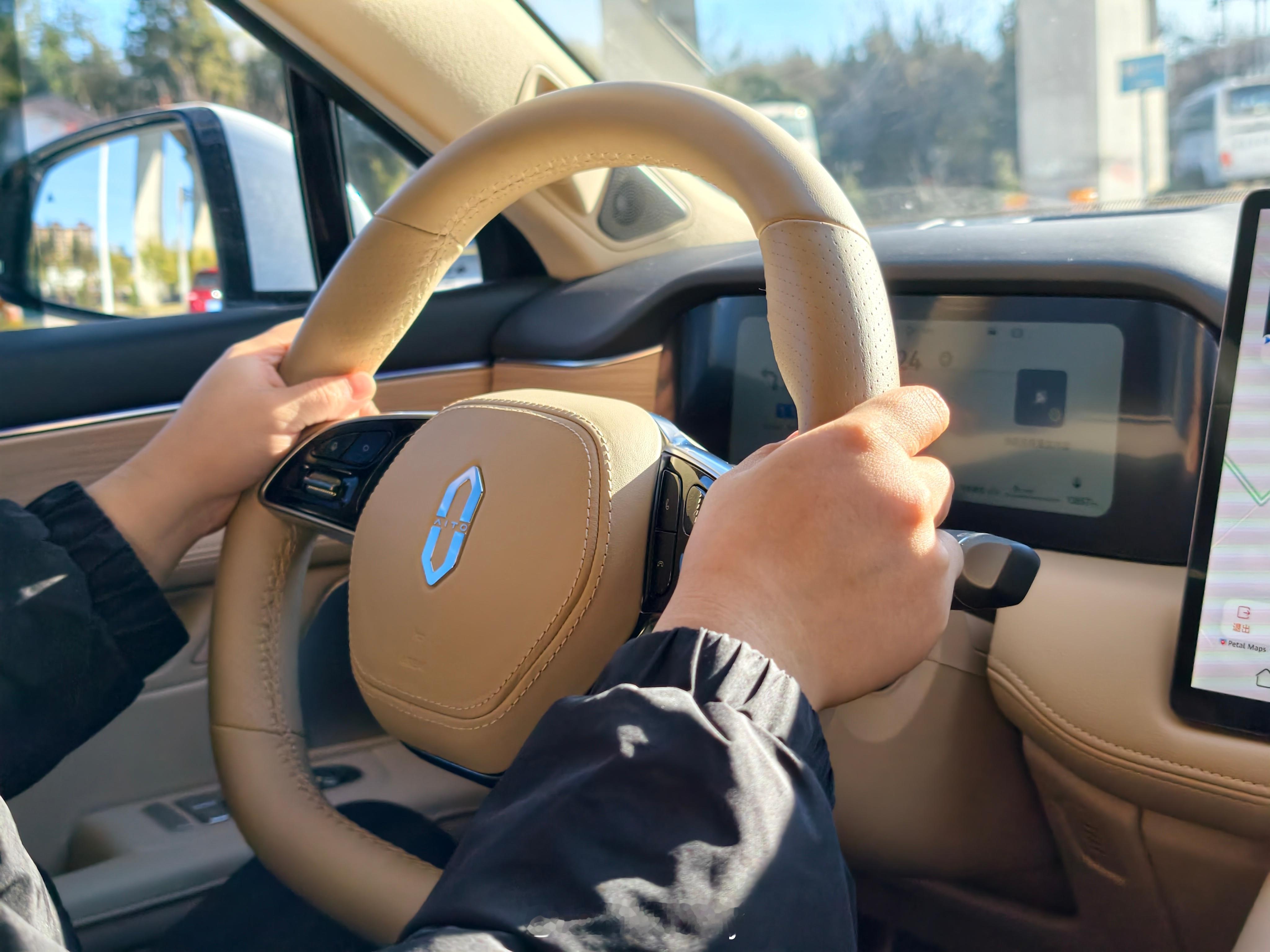 今天去机场坐问界新M5，也升级了ADS4。加热按摩走起，操控➕舒适兼得，M5综合