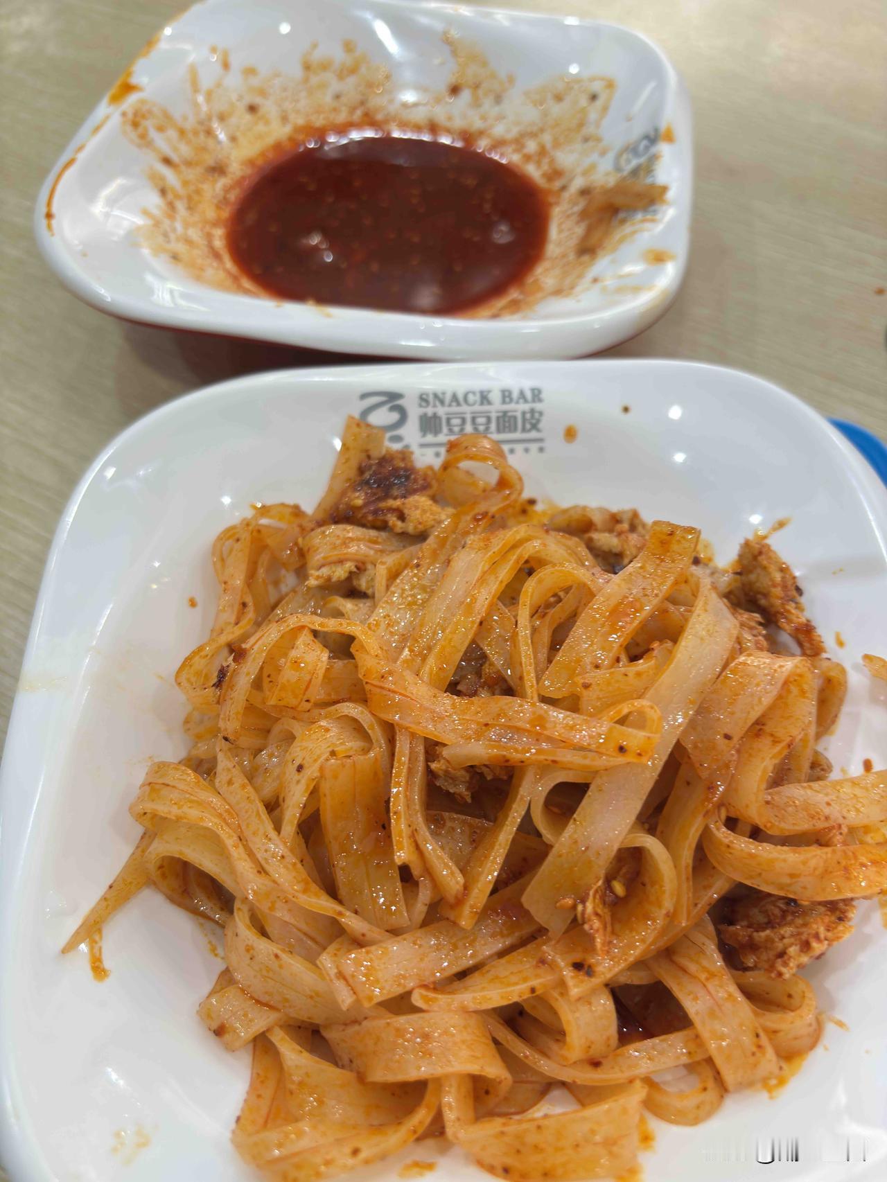五一假期来宝鸡游玩，中午想吃擀面皮，网上搜了一下，说是这家有名气，帅豆豆面皮，一
