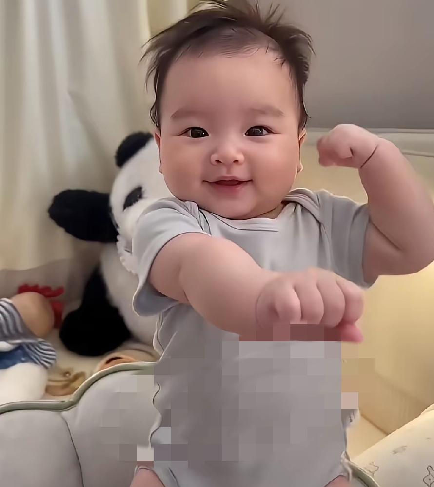 谁能料到，一段简单的幼儿日常片段，会在网络掀起一阵暖心浪潮。没有华丽布景，没有刻