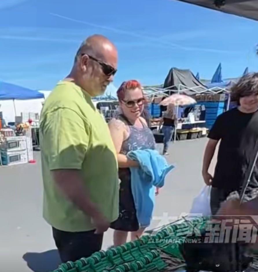 河南小伙洛杉矶摆摊，一元国货月入万美元
 
近日，一名33岁河南男子在洛杉矶街头