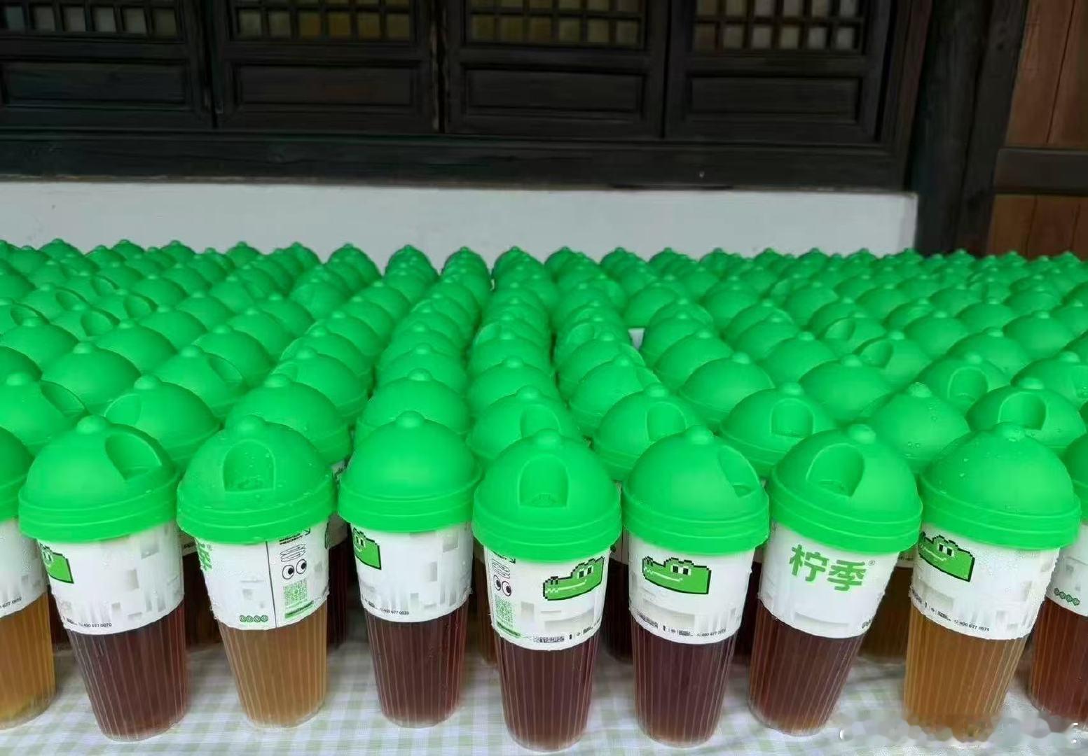曾舜晞请攻玉剧组喝柠檬茶曾舜晞请攻玉剧组喝柠檬茶！曾舜晞攻玉开机请剧组喝柠檬茶