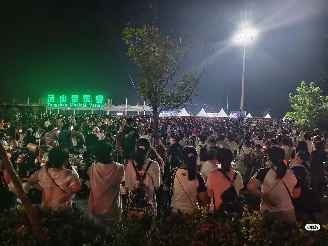 华晨宇开演唱会场内爆满，场外粉丝更是数不到头，连开三天破30w+人次 ​​​