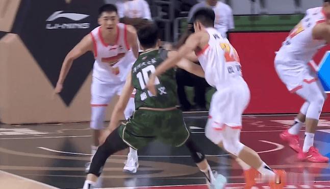 庞峥麟遇到麻烦了！郭昊文单挑庞峥麟太轻松了，突破上篮打进杀死比赛




郭昊文