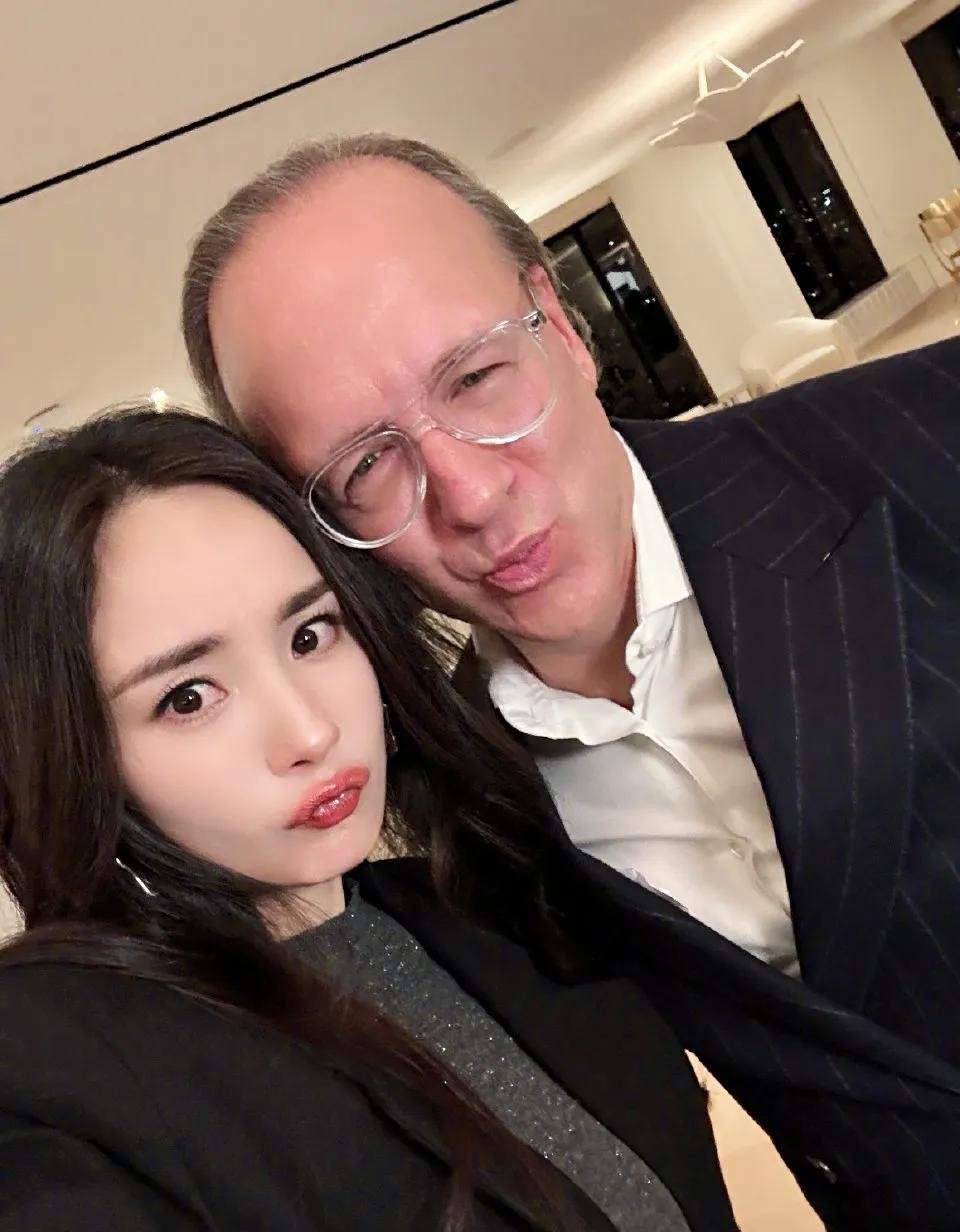 @杨幂 最新～广东 会见 外籍朋友[比心]