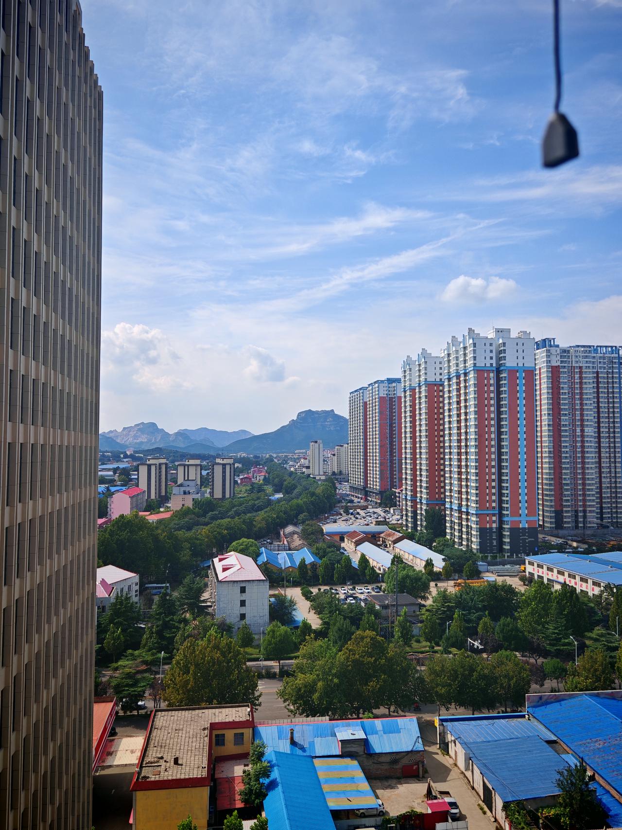 挡风被又被顺手牵了羊，天冷了，每天接送孩子上下学，挡风被马上要起到顶风冒雪的作用