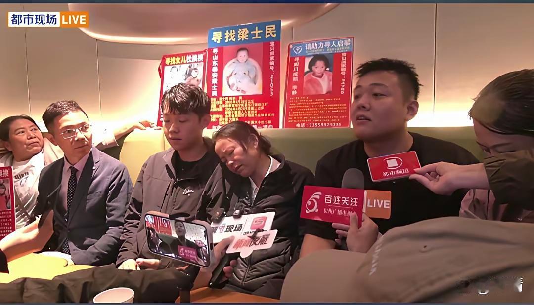 17年寻子路终开庭 雨中控诉难平家破人亡痛
9月19日，山东泰安中级法院的法槌落