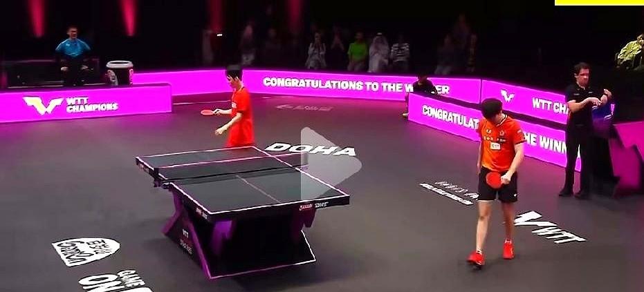 多哈的最后一分球落地，林昀儒赢了。
没有嘶吼，没有扔拍子，他只是默默地走过去，和