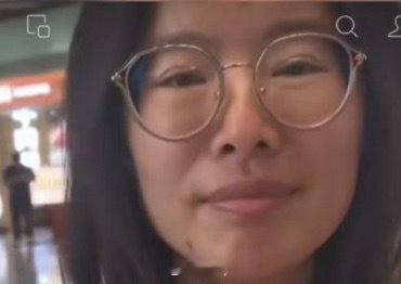 救援一线女记者返京脚还肿着辛苦了  ​​​