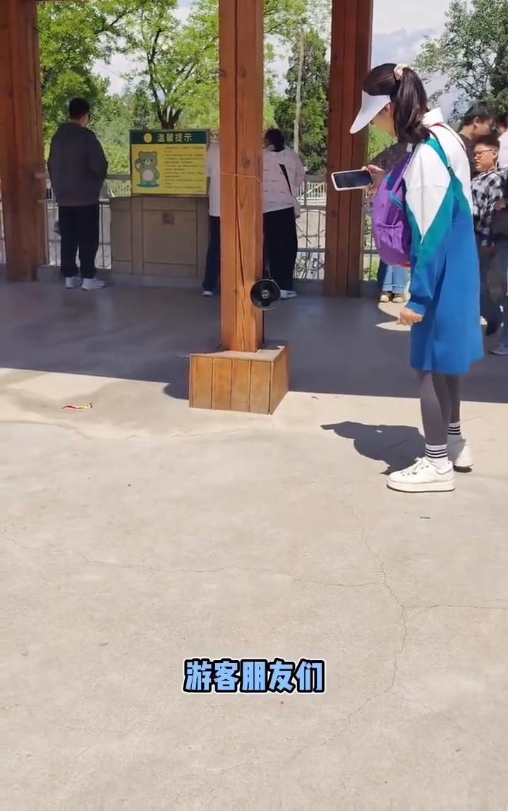 游客朋友们，请不要投喂动物。这帮动物都是我园的在编职工，打进动物园那天起就算上岸