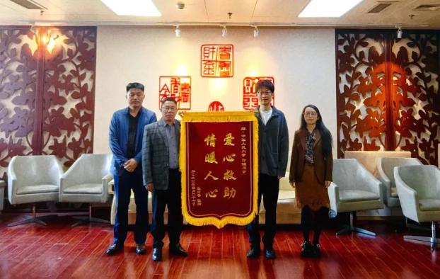 网约车司机突发脑梗，硕士乘客主动接管方向盘送医。

 4 月 5 日，两名中国人