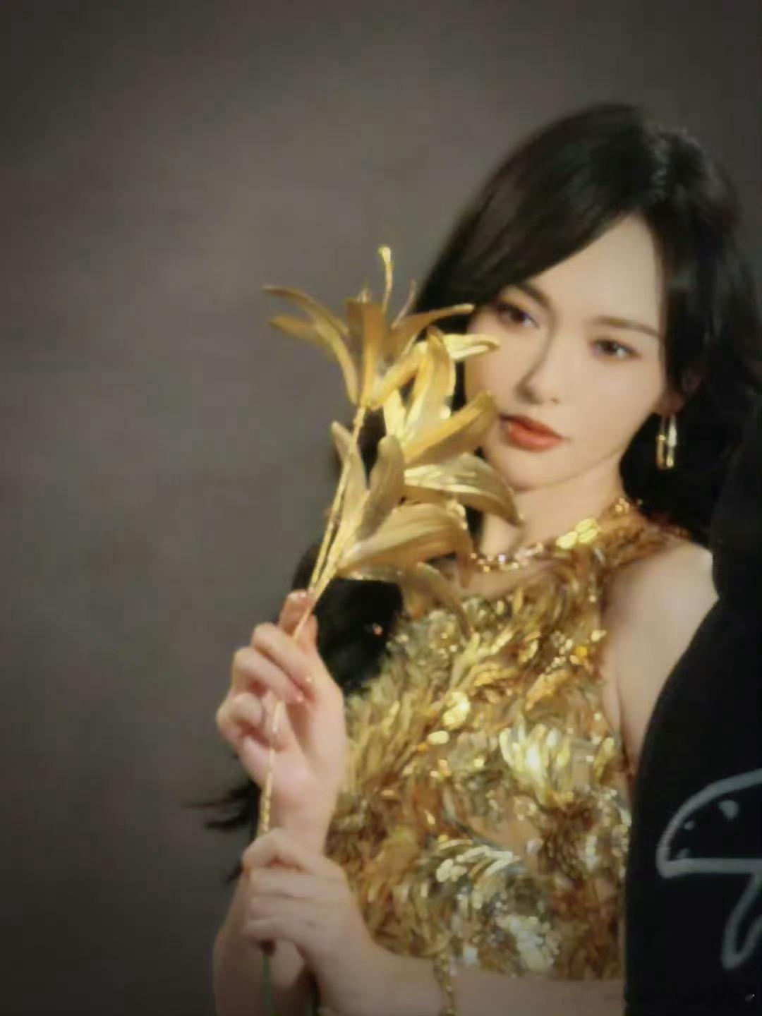 唐嫣品牌活动造型出图，金色礼裙，代言人好美