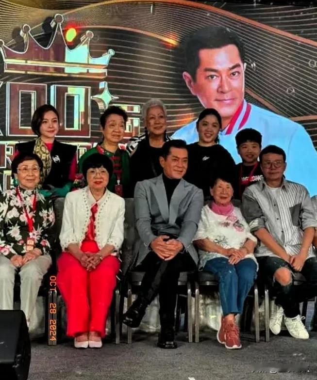 古天乐与家人的合影，60岁的他依然神采奕奕。精神饱满，气质依旧，不愧为男神。右边