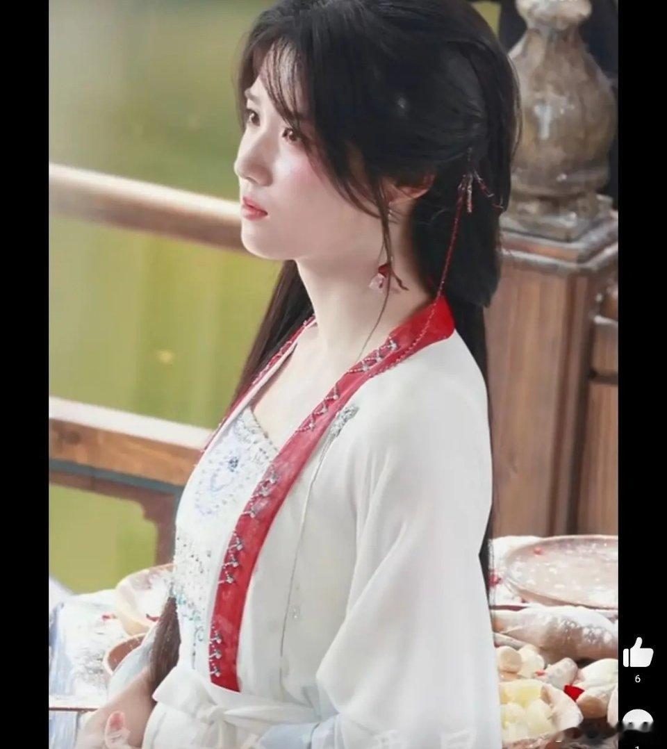 卢昱晓这胖胖的侧脸好像叶舒华呀 ​​​